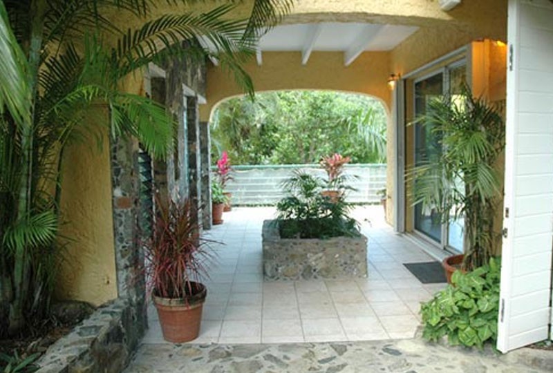 06-chateau-margot-gate-800x540